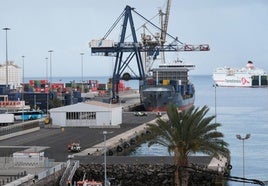 Trasiego de barcos de carga en el muelle comercial de Puerto del Rosario.