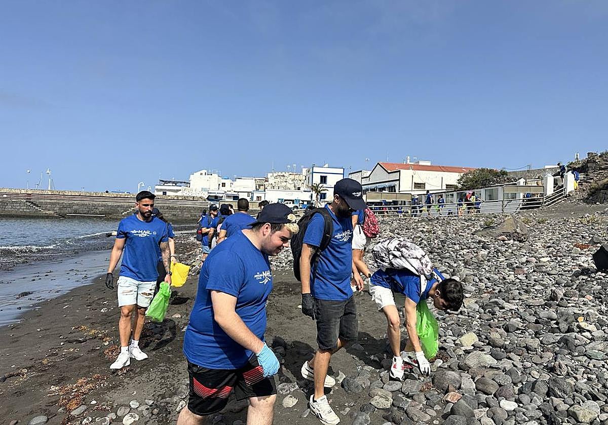 Imagen de archivo de limpieza de la playa de Agaete.