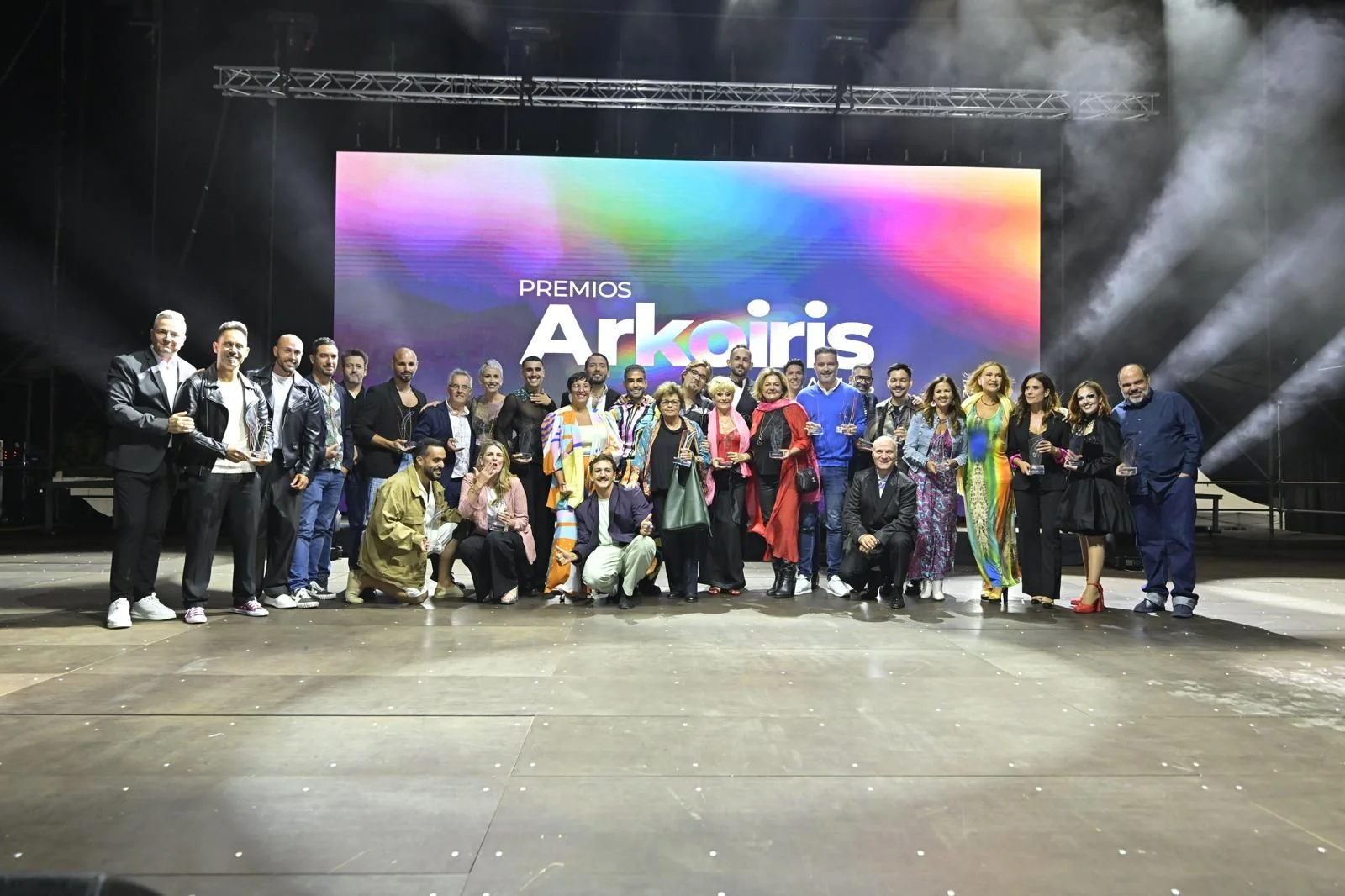 Imagen de familia de la presentación de los Premios Arkoiris.