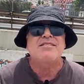 Imagen - Afincado desde hace ya varios años en la isla -«Ya soy medio canario y peninsular»-, aprovechó la jornada para acercarse a la Avenida Marítima para ver las maniobras: «Es bueno que vengan, así no nos aburrimos en Canarias. Necesitamos más actos como estos en las islas y, por supuesto, tenía que aprovechar para verlo», señaló.