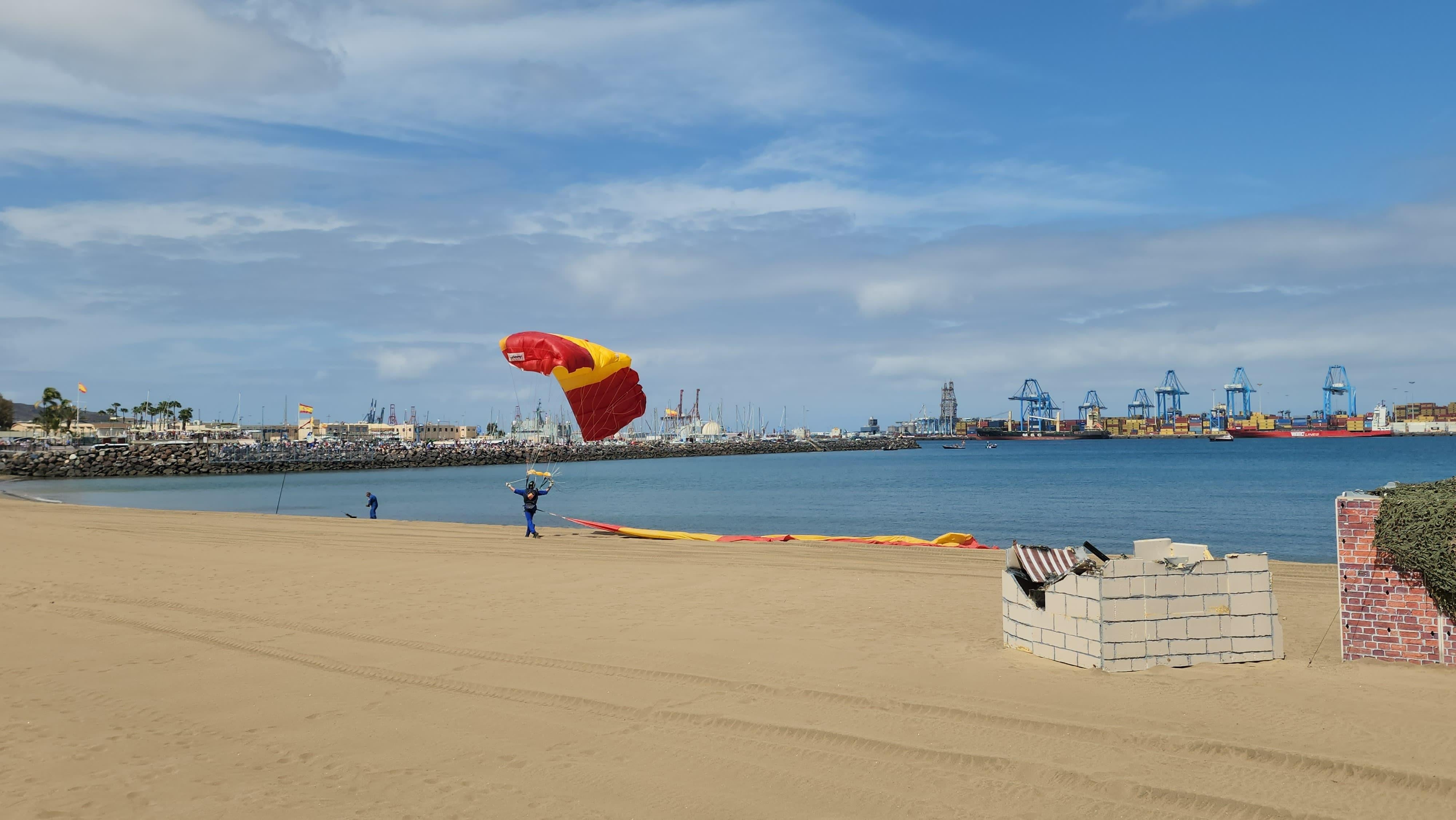 Uniformes y trajes de gala: Día de Las Fuerzas Armadas en Las Palmas de Gran Canaria