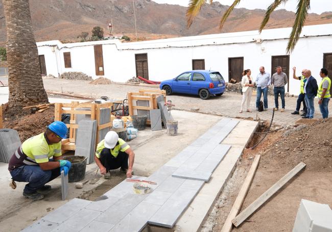 La presientea Lola García y el alcalde Enrique Cerdeña, en las obras que circundan el santuario de la Peña, en Vega de Río Palmas.