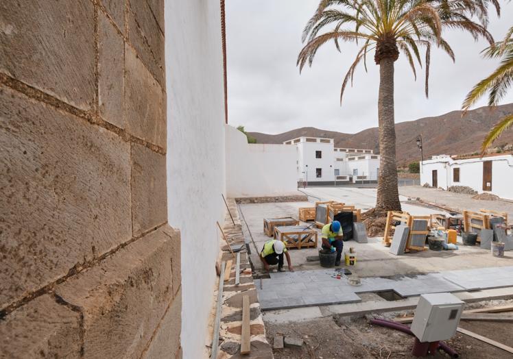 Obras en Vega de Río Palmas de acceso a la ermita de la Peña.