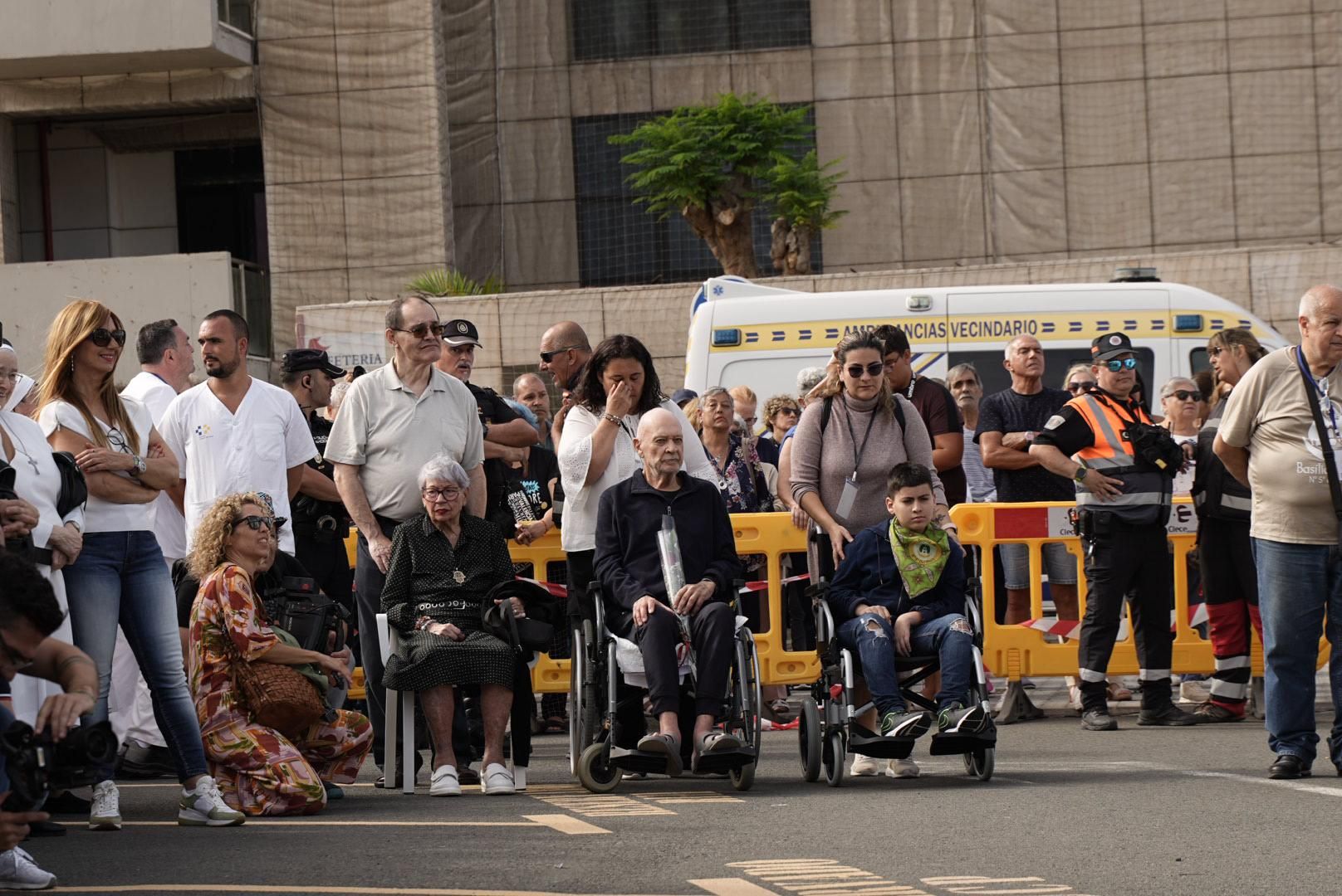 Las imágenes de la emotiva visita de la Virgen del Pino a los enfermos