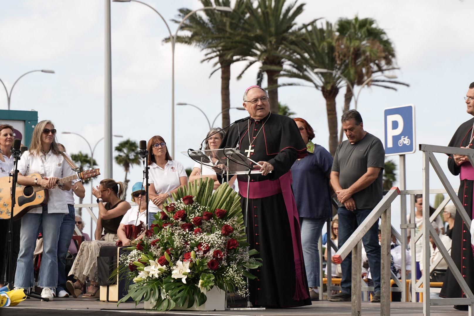 Las imágenes de la emotiva visita de la Virgen del Pino a los enfermos