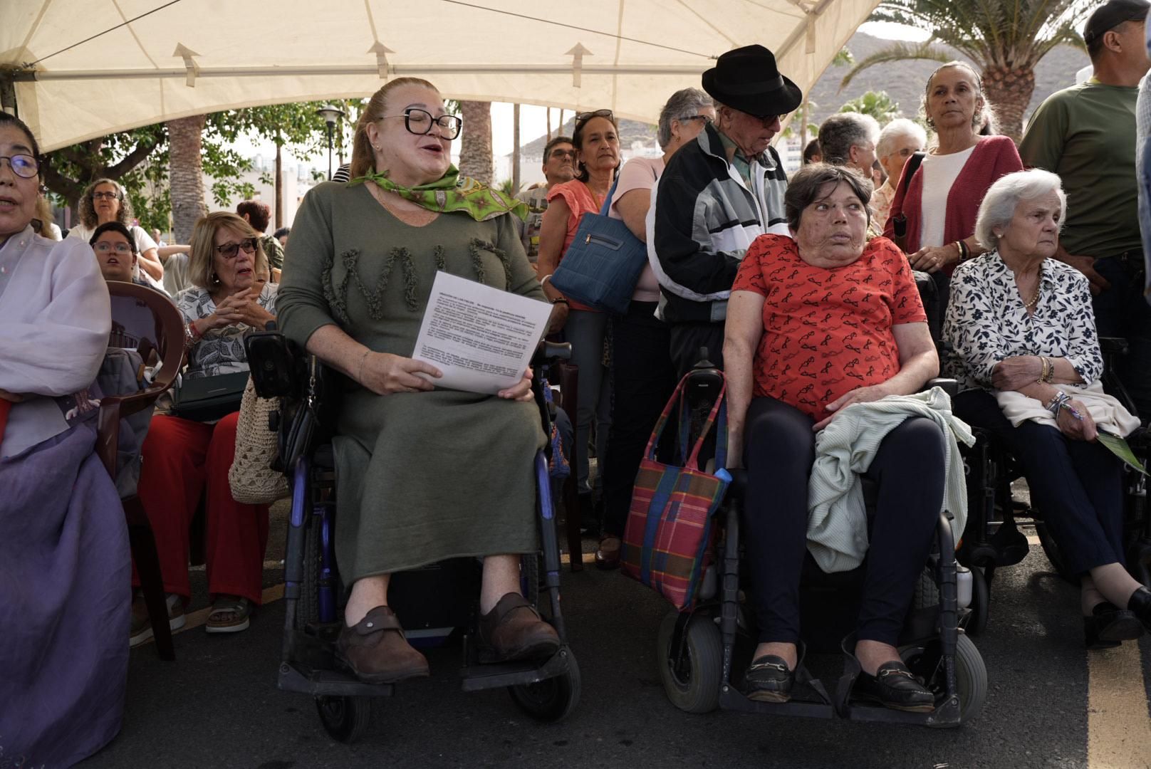 Las imágenes de la emotiva visita de la Virgen del Pino a los enfermos