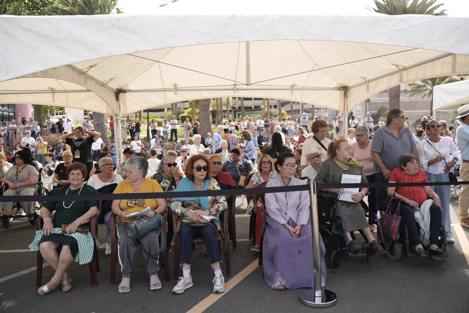 Las imágenes de la emotiva visita de la Virgen del Pino a los enfermos