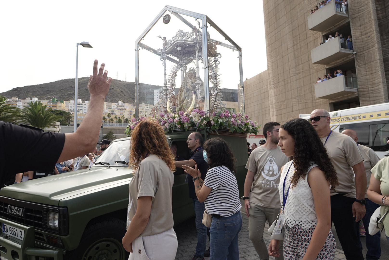 Las imágenes de la emotiva visita de la Virgen del Pino a los enfermos