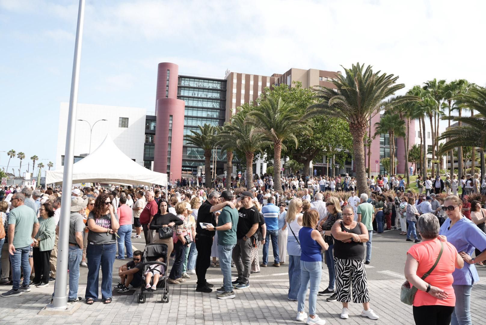 Las imágenes de la emotiva visita de la Virgen del Pino a los enfermos