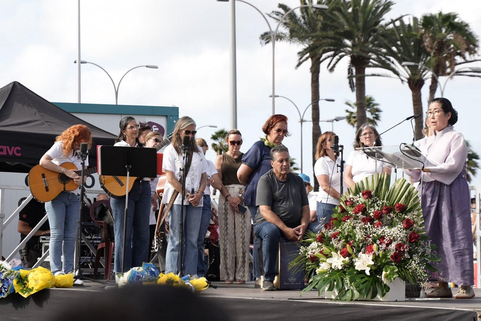 Las imágenes de la emotiva visita de la Virgen del Pino a los enfermos