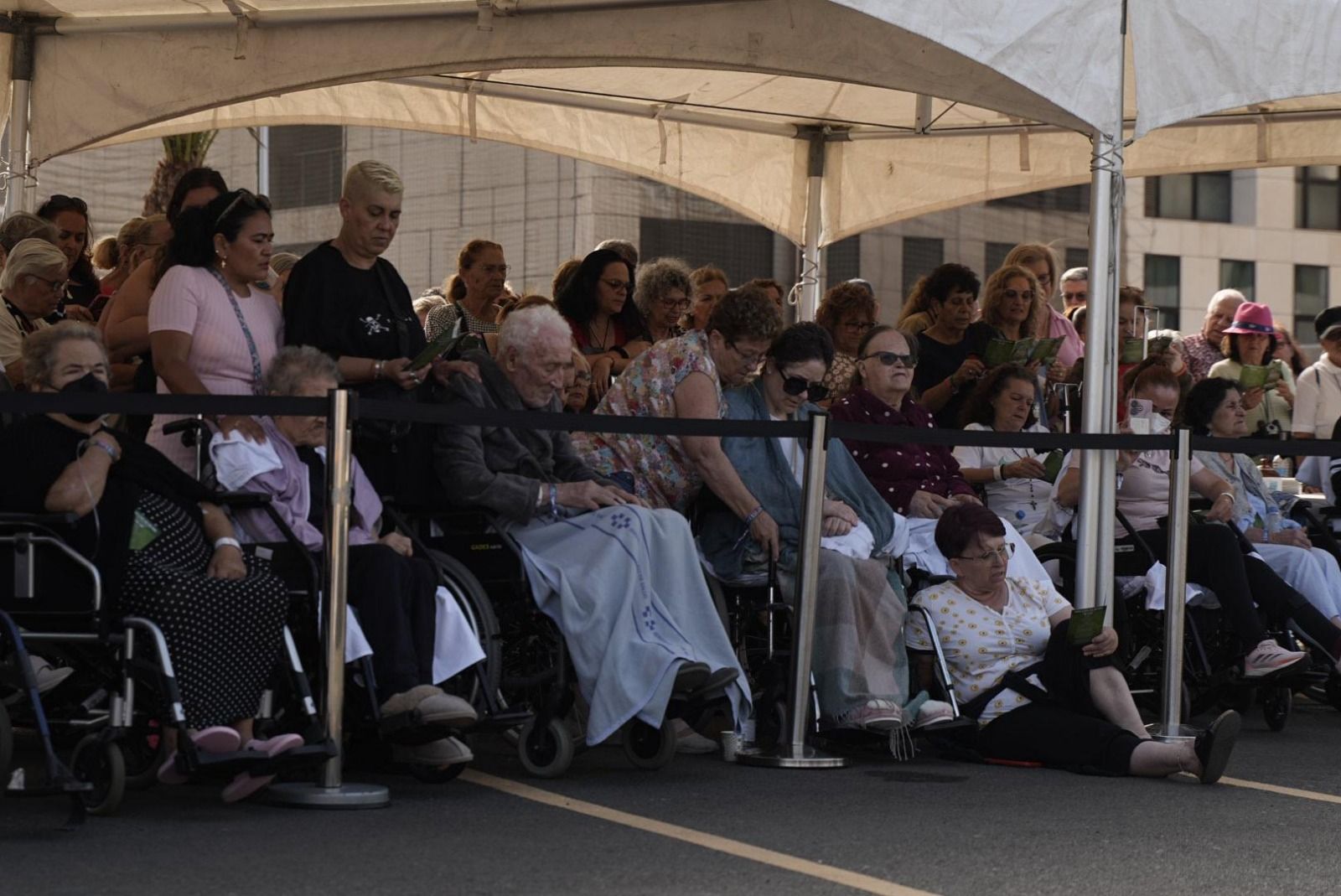 Las imágenes de la emotiva visita de la Virgen del Pino a los enfermos