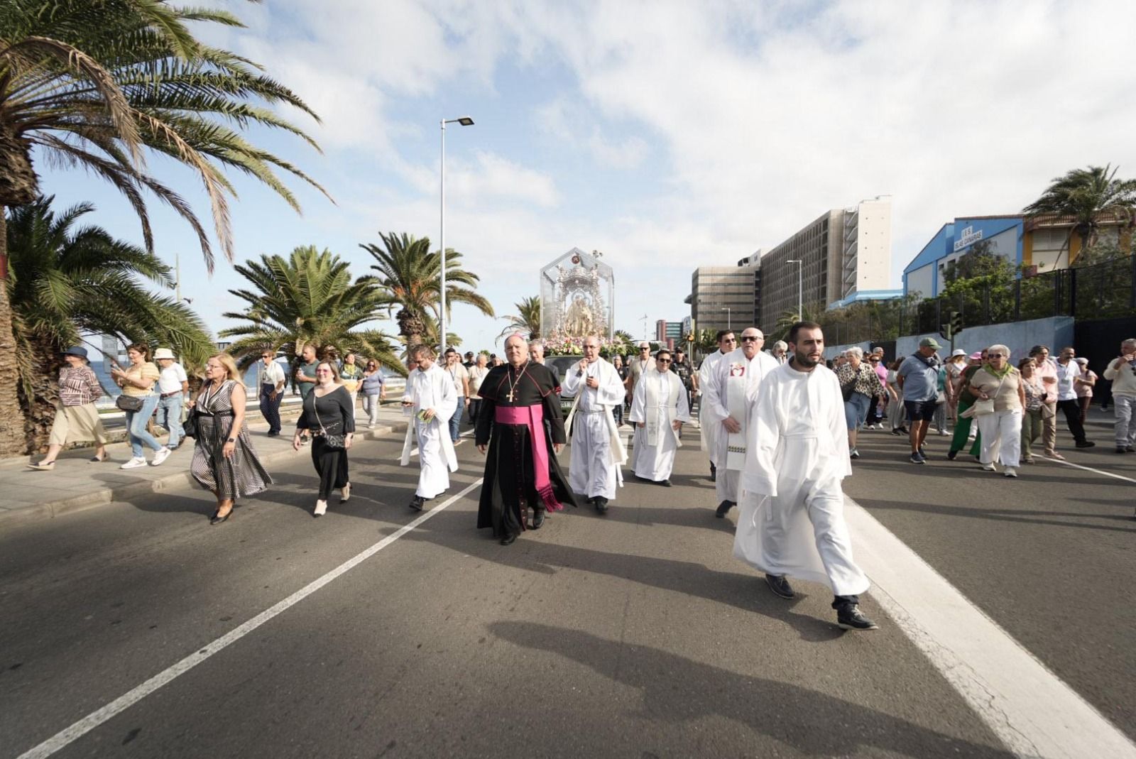 Las imágenes de la emotiva visita de la Virgen del Pino a los enfermos
