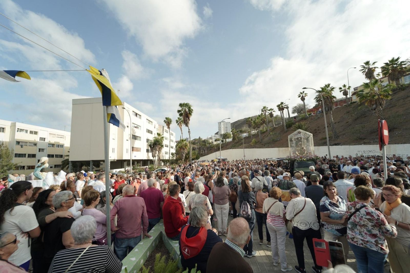 Las imágenes de la emotiva visita de la Virgen del Pino a los enfermos