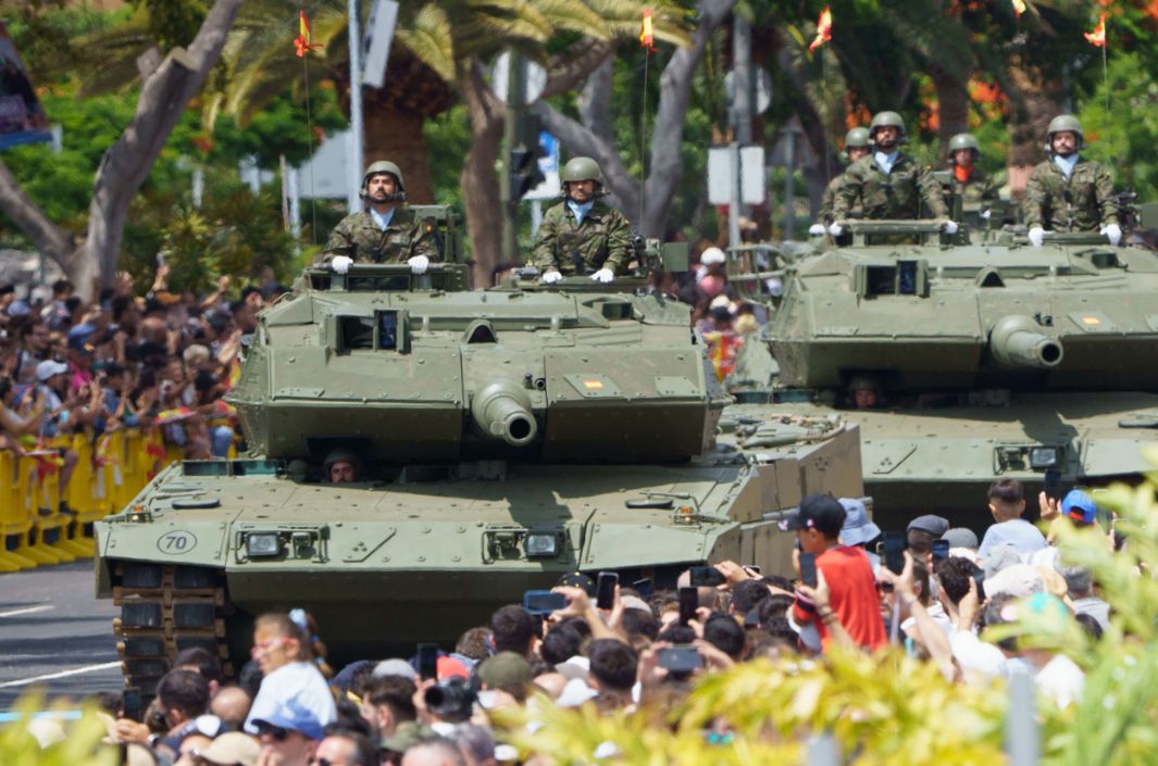 Las mejores imágenes del desfile de las Fuerzas Armadas en Tenerife