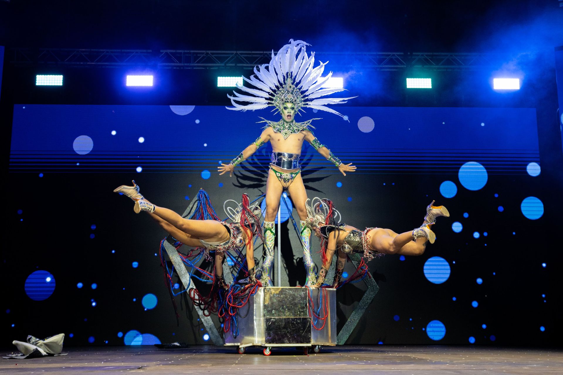 Imagen principal - Charlie Draga en la foto superior y Drag La Tacones (i) y Drag Ada Luxury.