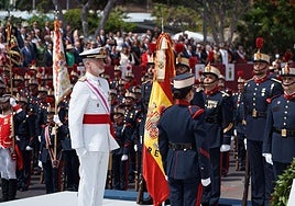 El rey Felipe VI rinde honores a los caídos durante el desfile con motivo del Día de las Fuerzas Armadas 2025 en Santa Cruz de Tenerife este sábado.