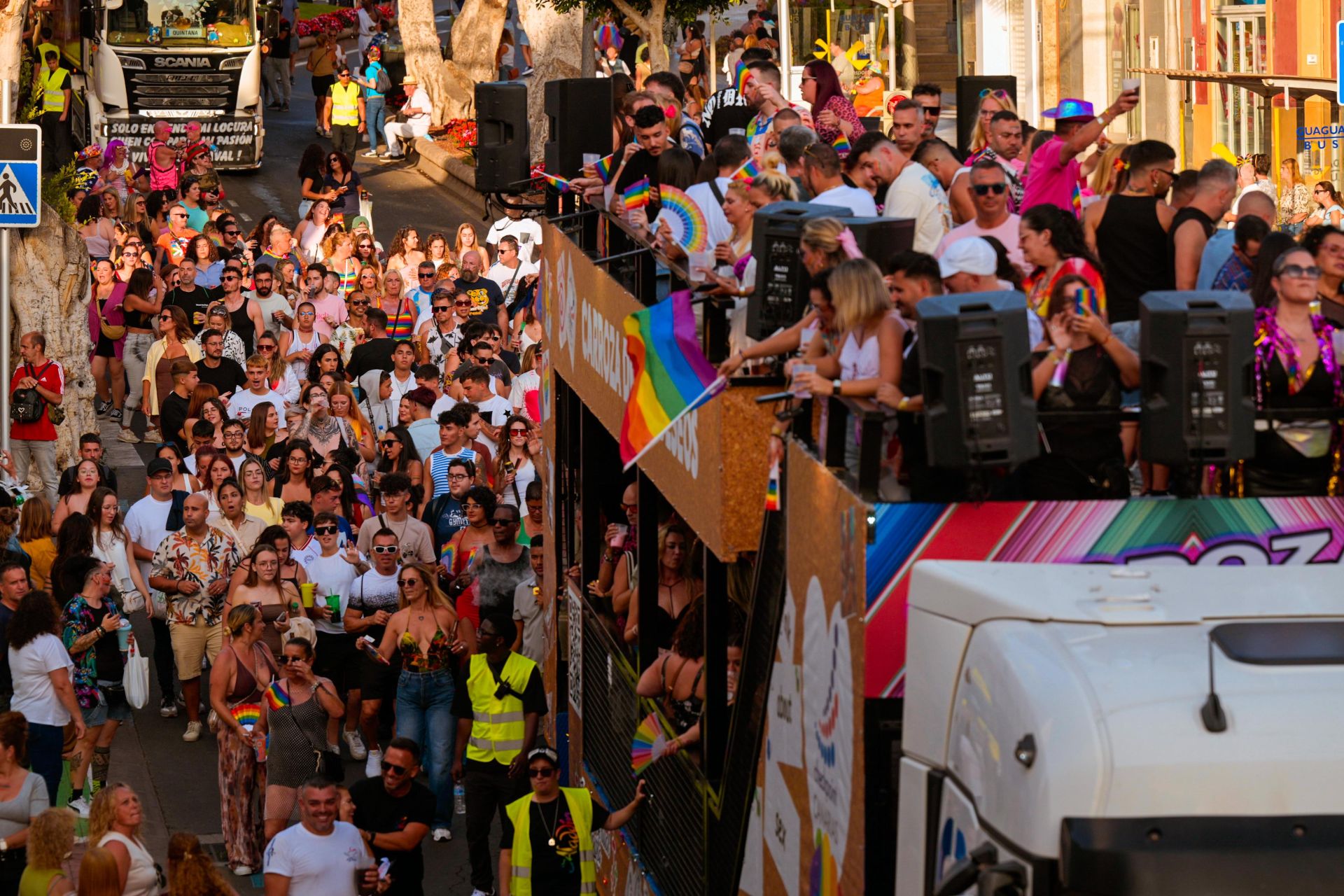 Imagen secundaria 1 - Orgullo y color en la cabalgata del Gáldar Pride 2025