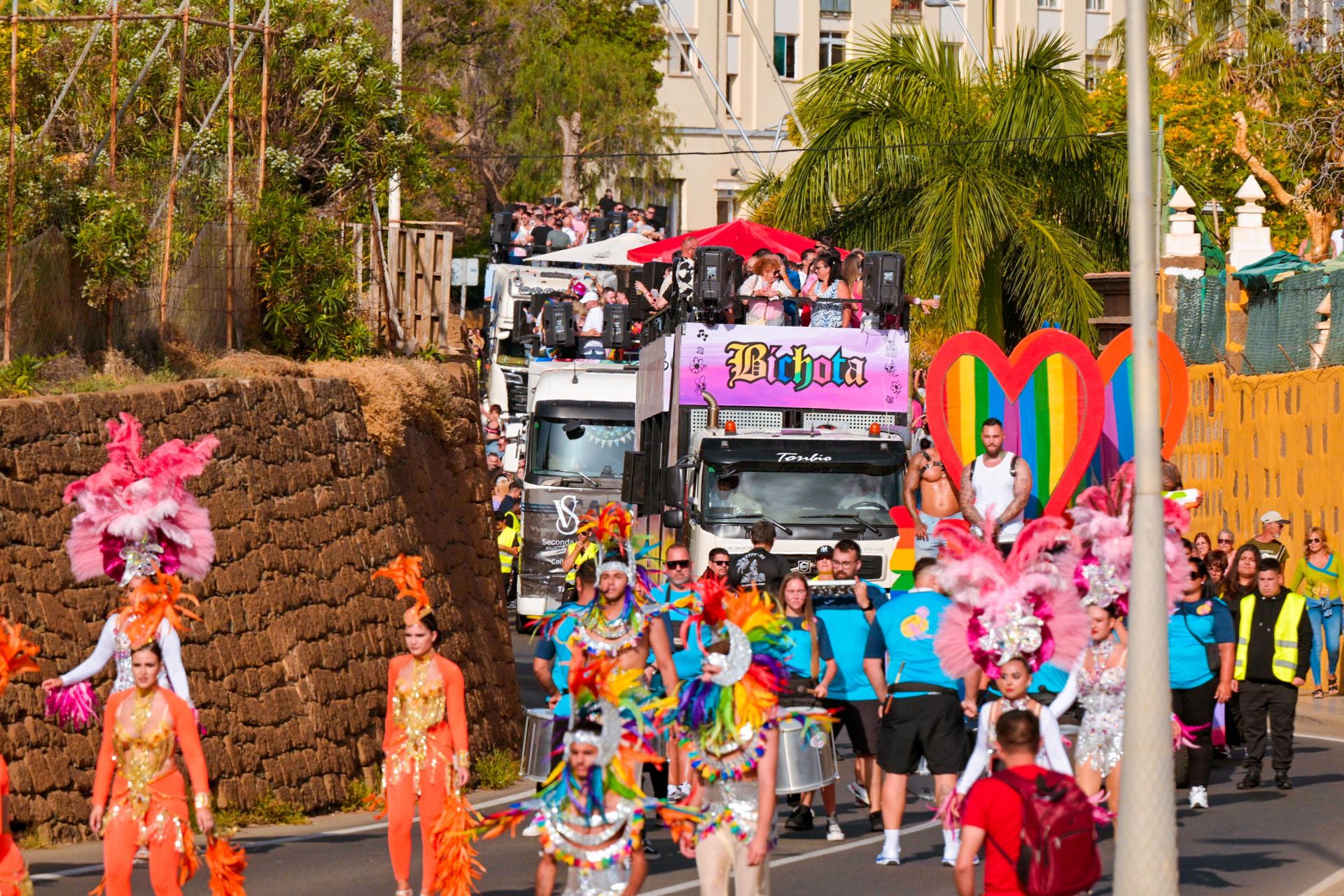 Imagen secundaria 2 - Orgullo y color en la cabalgata del Gáldar Pride 2025