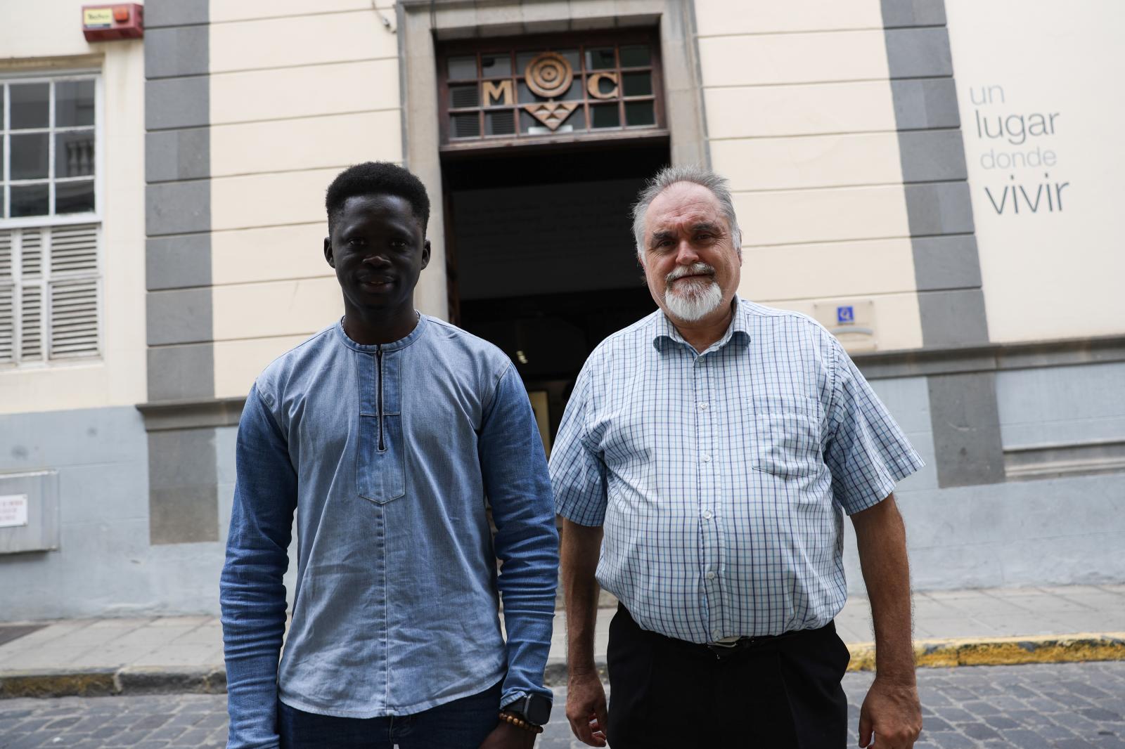 Imagen secundaria 1 - Momentos de la visita al Museo Canario, en Las Palmas de Gran Canaria. Ousmar Gassama, intérprete, Pepe López, voluntario de la asociación Culturas Unidas, (abajo izquierda) y Miguel Santana, historiador, fueron los encargados de explicar durante el recorrido. 