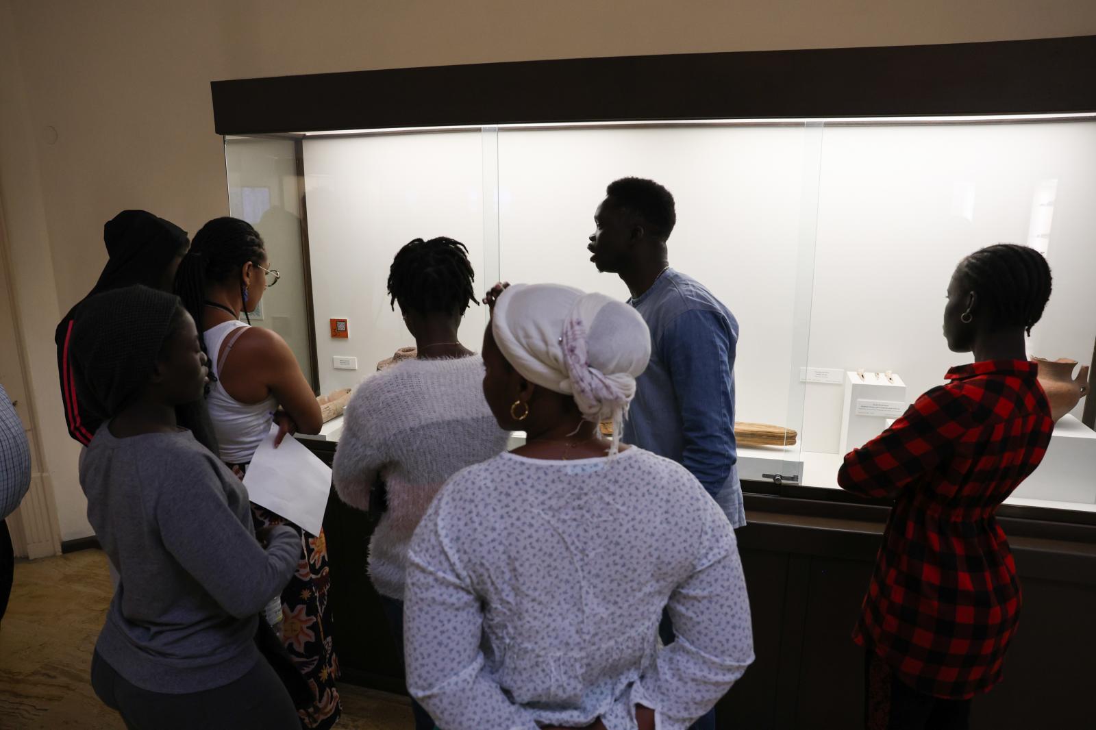 Imagen principal - Momentos de la visita al Museo Canario, en Las Palmas de Gran Canaria. Ousmar Gassama, intérprete, Pepe López, voluntario de la asociación Culturas Unidas, (abajo izquierda) y Miguel Santana, historiador, fueron los encargados de explicar durante el recorrido. 
