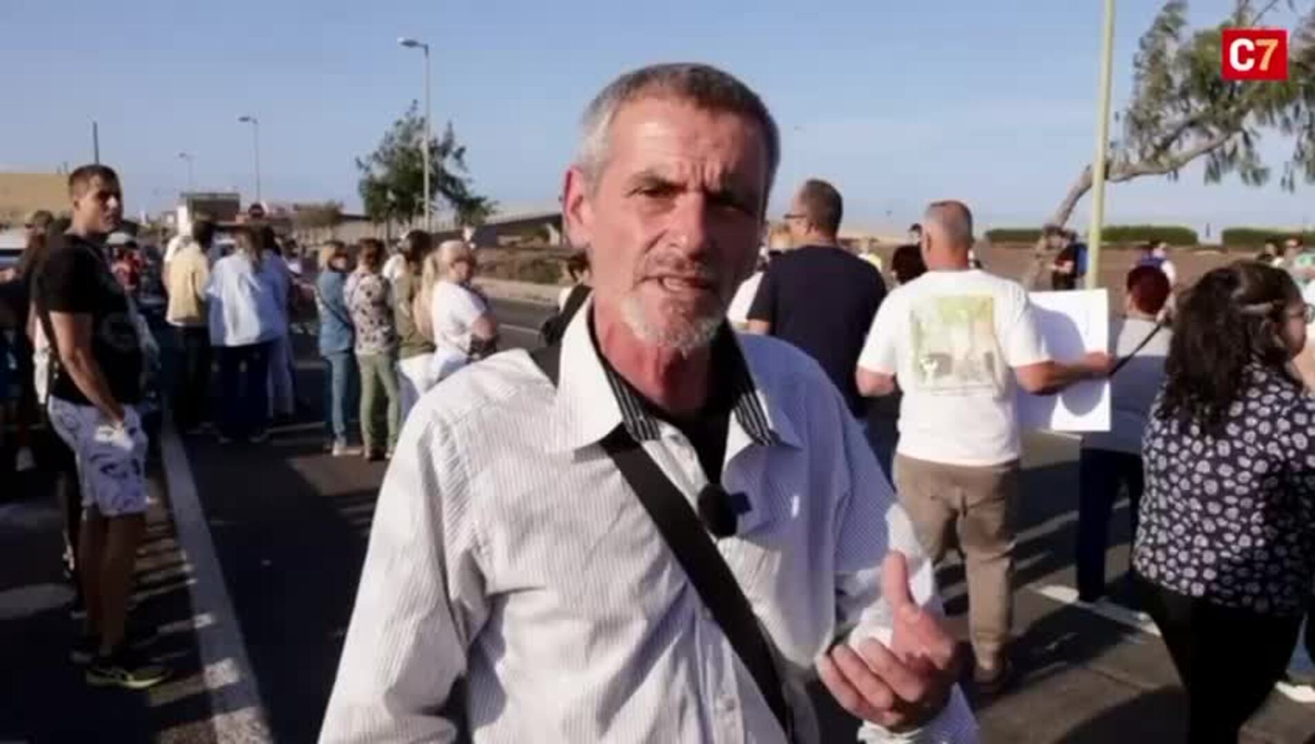 Concentración de vecino en contra del cierre de la carretera de La Pardilla en Telde