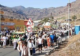 Un momento de la romería haciendo el recorrido por el pueblo de Mogán.