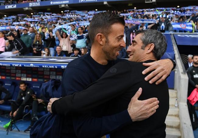 Abrazo con Valverde, otro de los técnicos que marcaron su carrera.