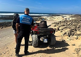 Momento en que el agente local intercepta y sanciona al conductor y su compañero de quad.