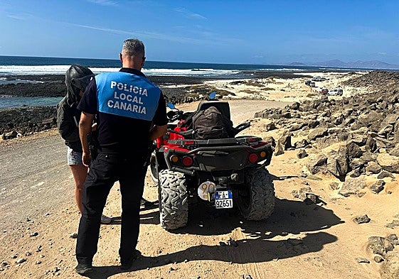 Momento en que el agente local intercepta y sanciona al conductor y su compañero de quad.