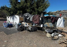 Una de las infraviviendas instaladas junto a la obra del mercado municipal de San Fernando.