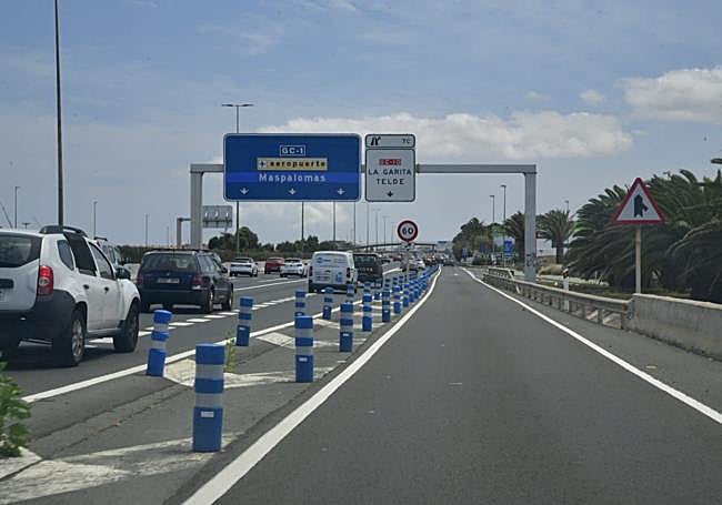 Una línea continua divide en dos la calzada en sentido sur en un tramo de Telde.