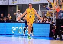 El alero catalán del Dreamland Gran Canaria, Miquel Salvó, celebra un triple convertido ante el Valencia el duelo de Playoff en el Gran Canaria Arena.