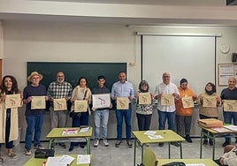 El alcalde Raúl Afonso, junto a la concejala de Educación, Lucía Rodríguez, y el concejal de Cultura, Octavio Suárez, se desplazaron hasta el IES Doramas, acompañados de los técnicos del Centro Ocupacional.