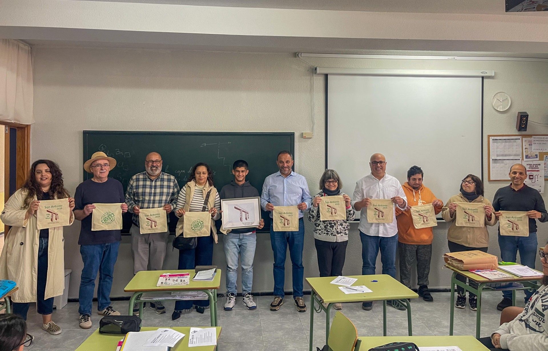 El alcalde Raúl Afonso, junto a la concejala de Educación, Lucía Rodríguez, y el concejal de Cultura, Octavio Suárez, se desplazaron hasta el IES Doramas, acompañados de los técnicos del Centro Ocupacional.