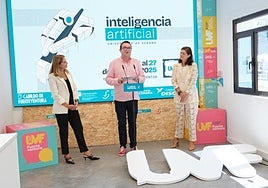 El consejero Adargoma Hernández, en la presentación del programa de la Universidad de Verano de Fuerteventura, junto a Sara Mateos, por la Fundación Disa, y Laura Carvias, de la Fundación Mapfre.