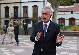 En la imagen, Torres atiende a la prensa durante una visita el municipio de Valleseco, en Gran Canaria.