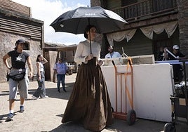 La actriz Paz Vega, caracterizada como Claudia, se prepara para rodar una escena en el Sioux City