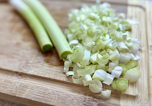 Cortamos los puerros muy menudos