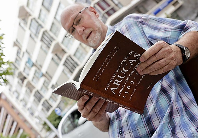 Jesús Emiliano Calleja, con un ejemplar del libro.