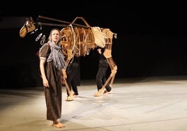 Marta Viera, con la dromedaria articulada Janina, en un instante de la presentación del montaje en la sala de ensayos del Pérez Galdós.