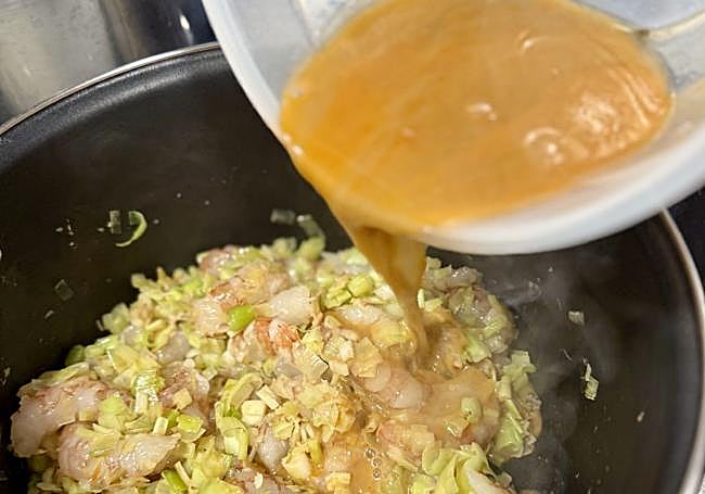 Colamos y vertemos el caldo