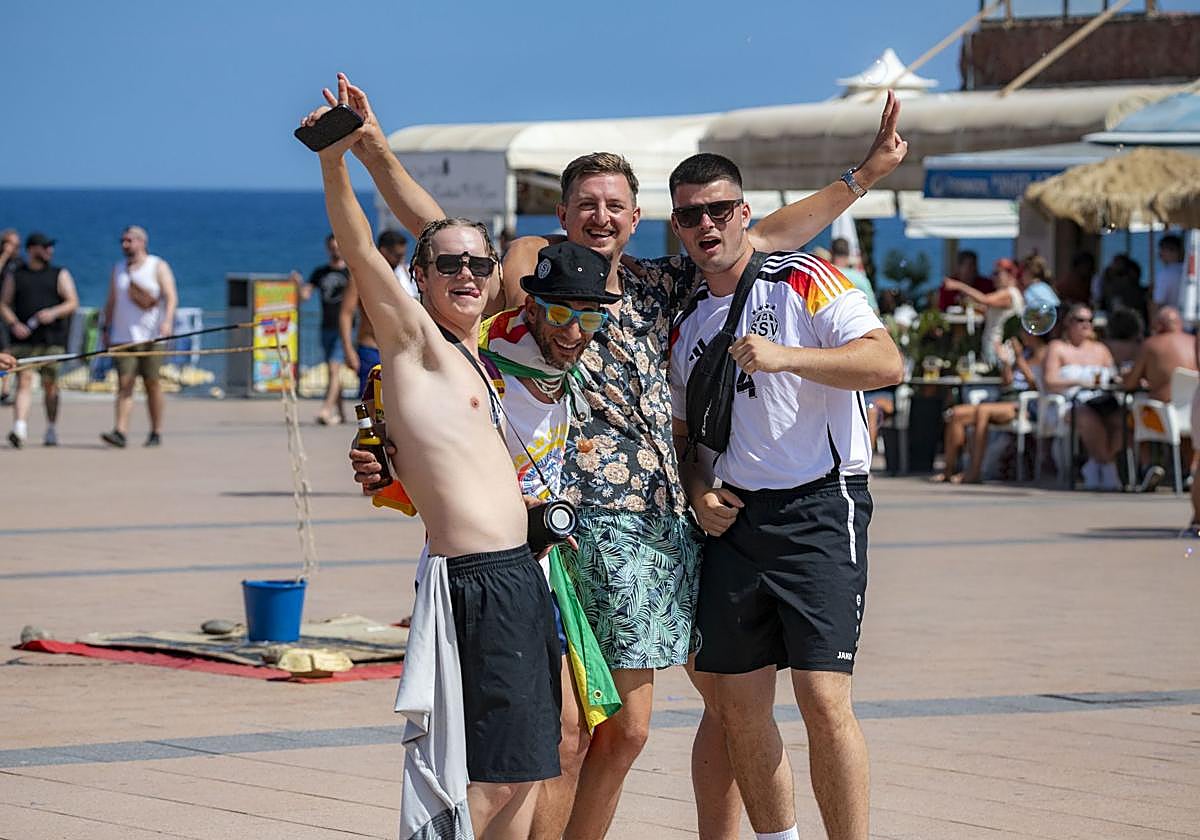 Turistas en la playa del Inglés (Gran Canaria).