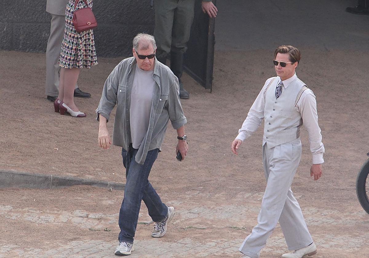 El director Robert Zemeckis, junto al actor Brad Pitt, en el rodaje de 'Aliados' en Gran Canaria.