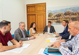 Un momento de la reunión en la que se firmó el convenio.