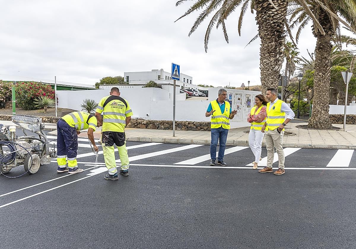 Autoridades supervisando los trabajos que se ejecutan en Teguise.
