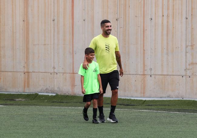 Álex, con uno de los niños de su campus el año pasado.