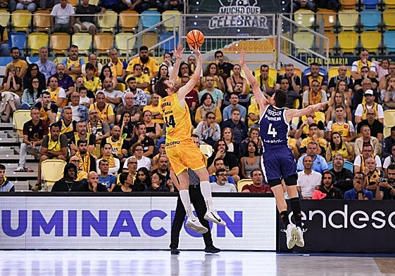 Shurna lanza a canasta en el encuentro contra el Valencia en el Arena.