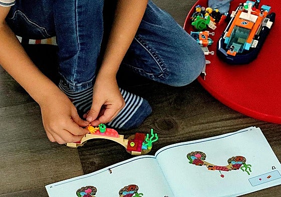 Imagen de un niño jugando.