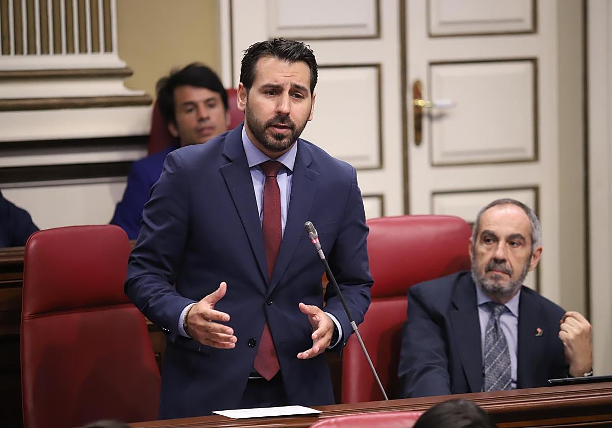 Manuel Hernández Cerezo, en el Parlamento de Canarias.