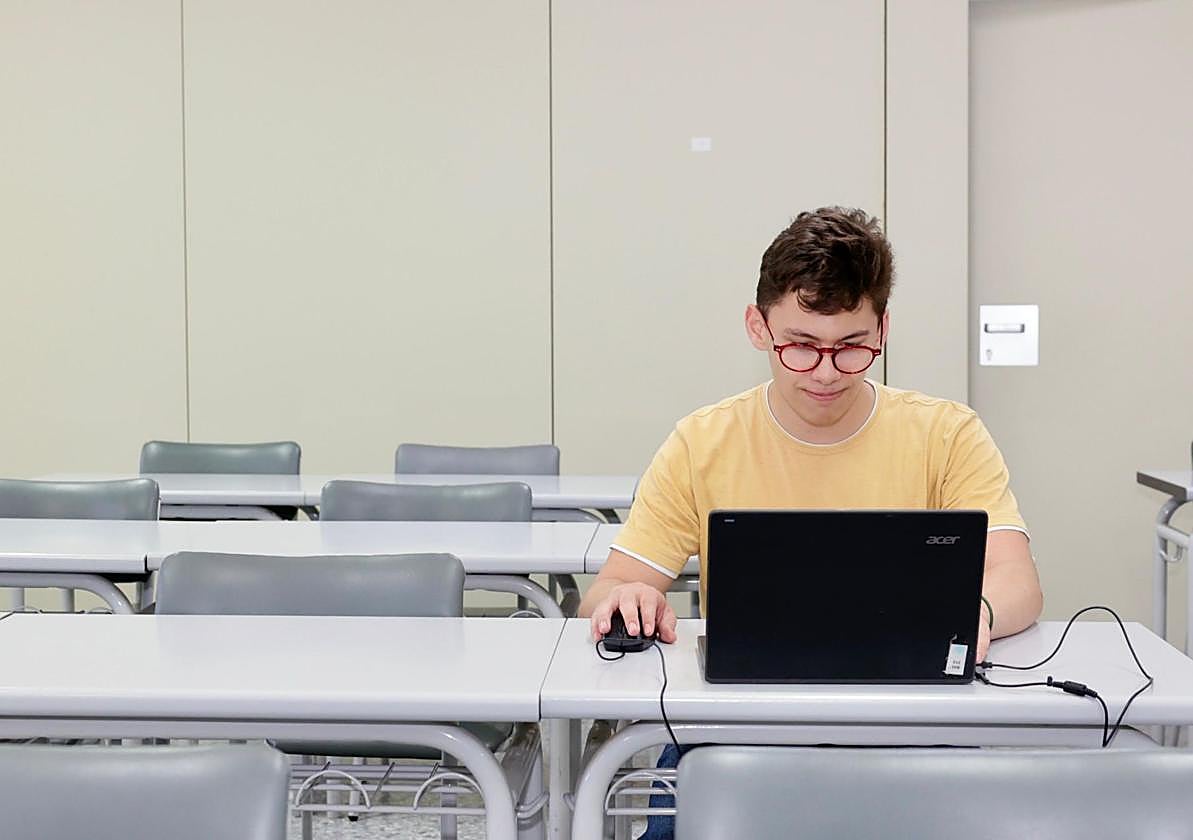 La PAU se adapta a la enfermedad rara de Pablo: «Me ha ido bien»